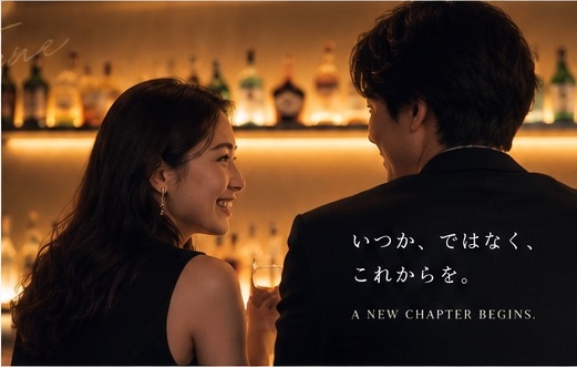 バーで会話を楽しむ男女